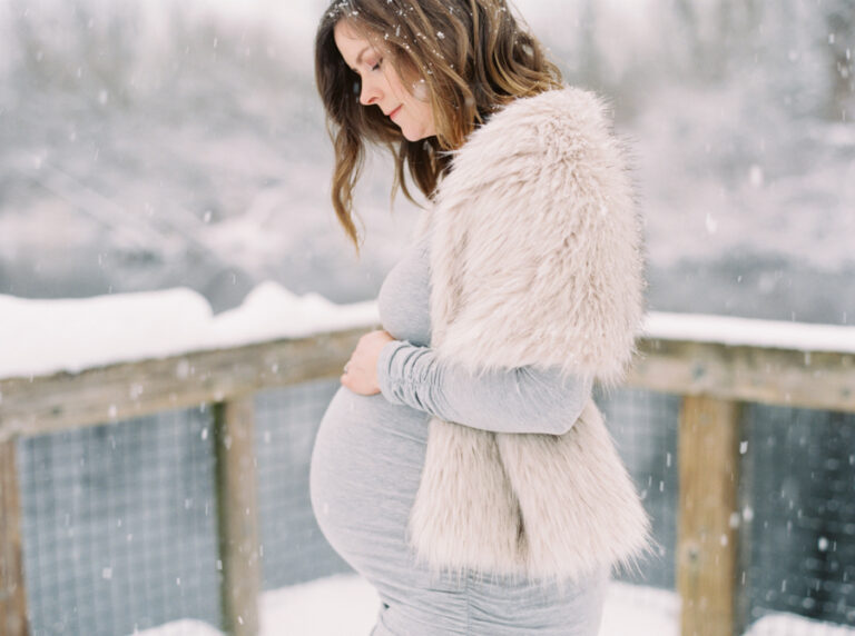 Snowy winter maternity photos